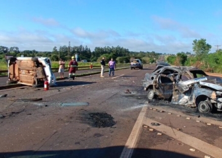 Carro pega fogo após acidente na BR-163 entre Dourados e Caarapó