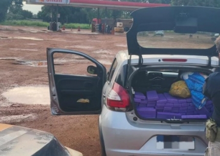 Carro que seguia para SP com mais de 200 kg de maconha é apreendido pela PRF em Ivinhema