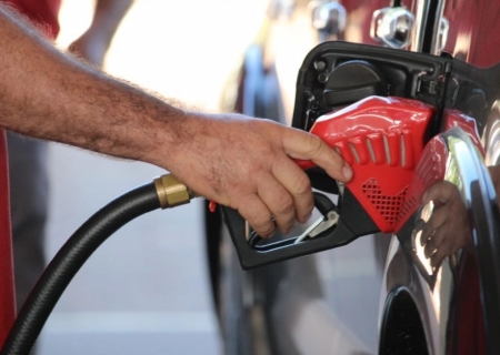 Governo cria subsídio de até R$ 0,89 para segurar preço da gasolina
