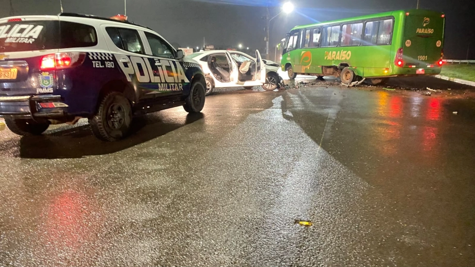 Jovem fica ferido após colisão entre micro-ônibus e carro em Nova Andradina