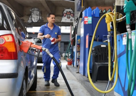 Vendas no comércio recuam 1,5% em abril, impactadas por combustíveis