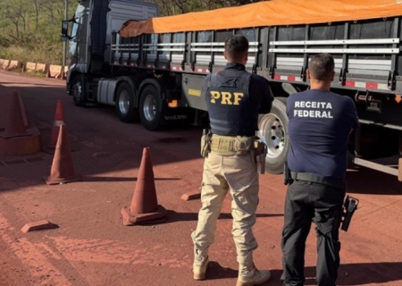 PRF e Receita Federal apreendem 19,2 mil litros de insumos para refino de cocaína em Corumbá