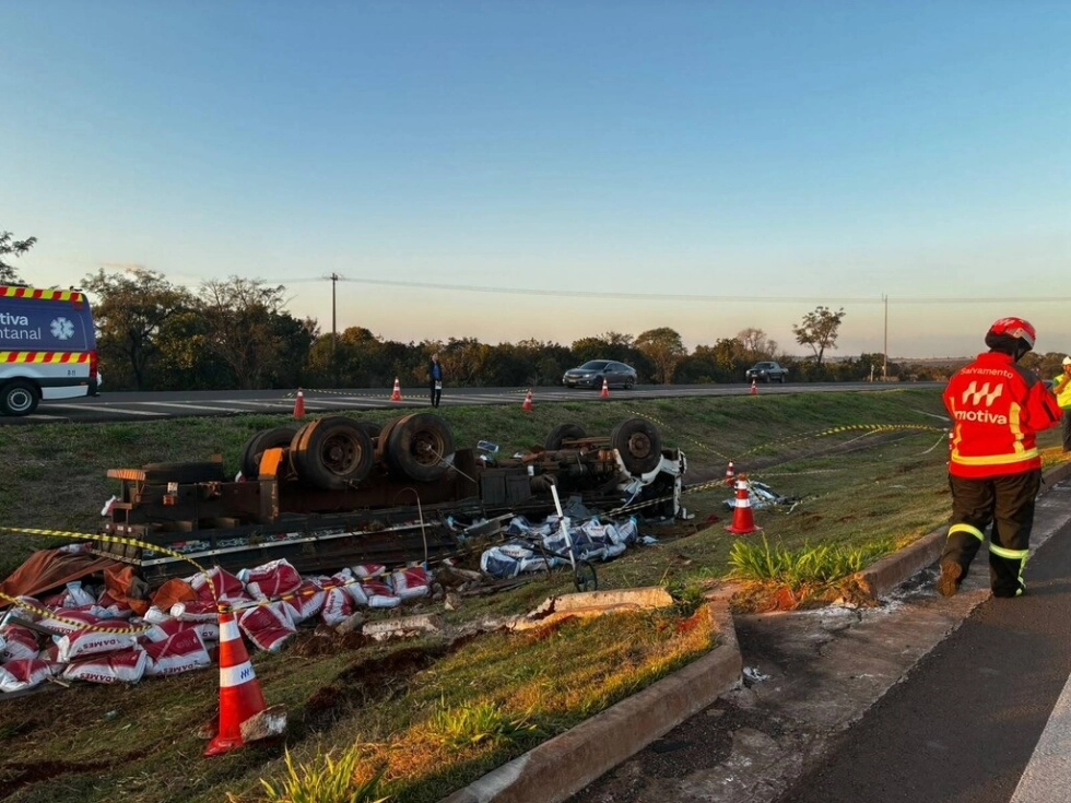 Motorista morre após caminhão carregado com sal mineral tombar na BR-163