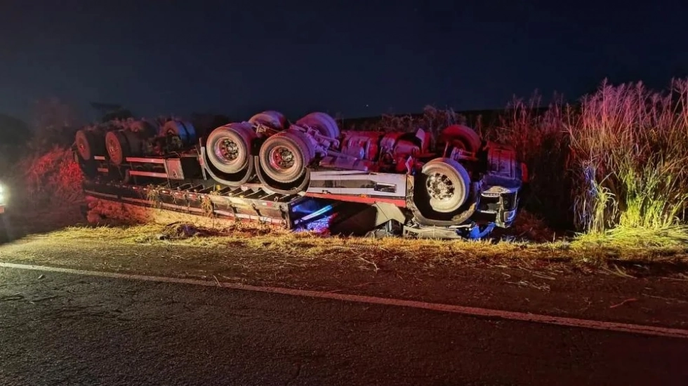 Motorista morre após tombamento de caminhão na BR-267 em Bataguassu