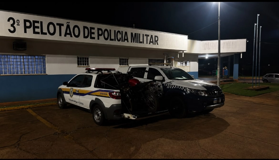 PM apreende motocicletas após manobras perigosas e fuga de adolescente na Agrovila Pana