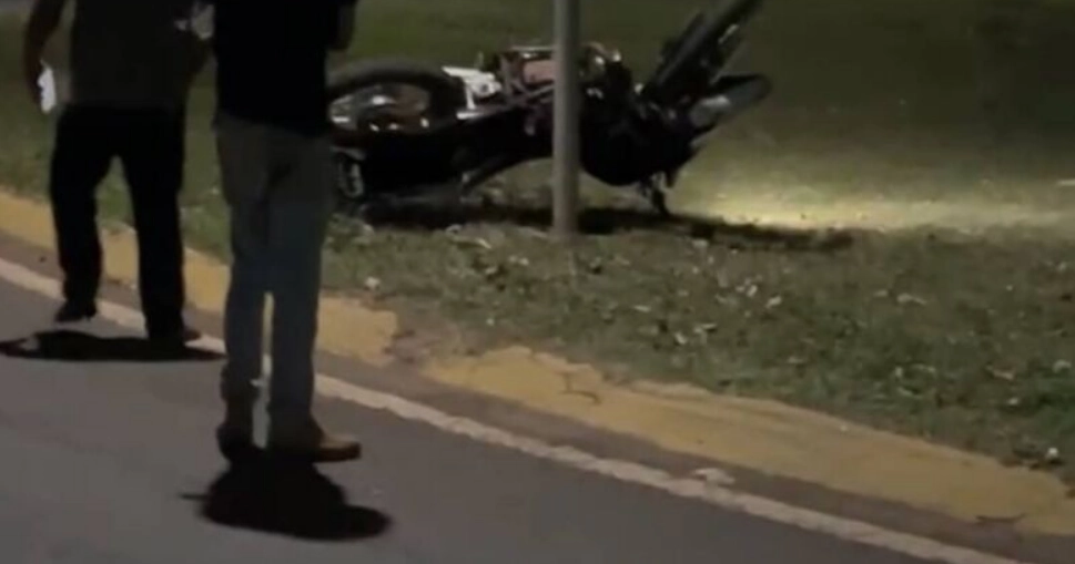 Motociclista fica em estado grave ao bater em poste em trevo de Caarapó
