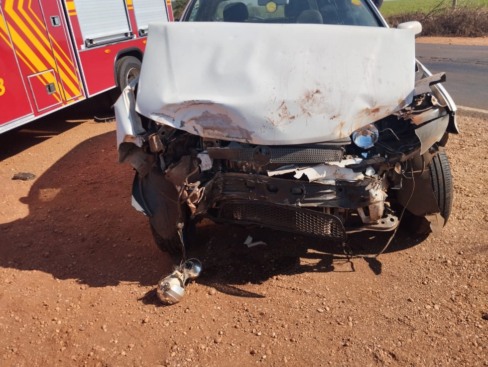Motorista fica ferida após colisão entre carro e caminhão-pipa na BR-376, em Ivinhema