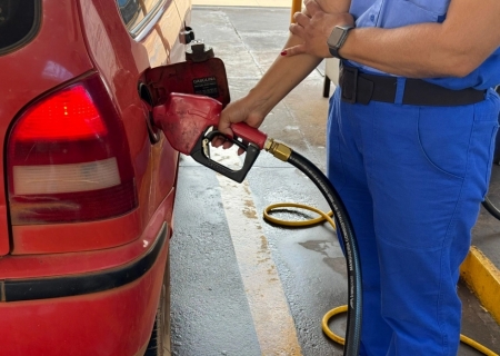 Gasolina deve ficar mais barata com aumento da mistura de etanol? Entenda