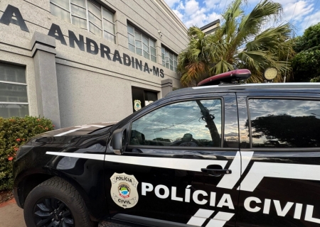 Homem é flagrado por câmeras ao danificar lixeira em frente à Câmara de Nova Andradina