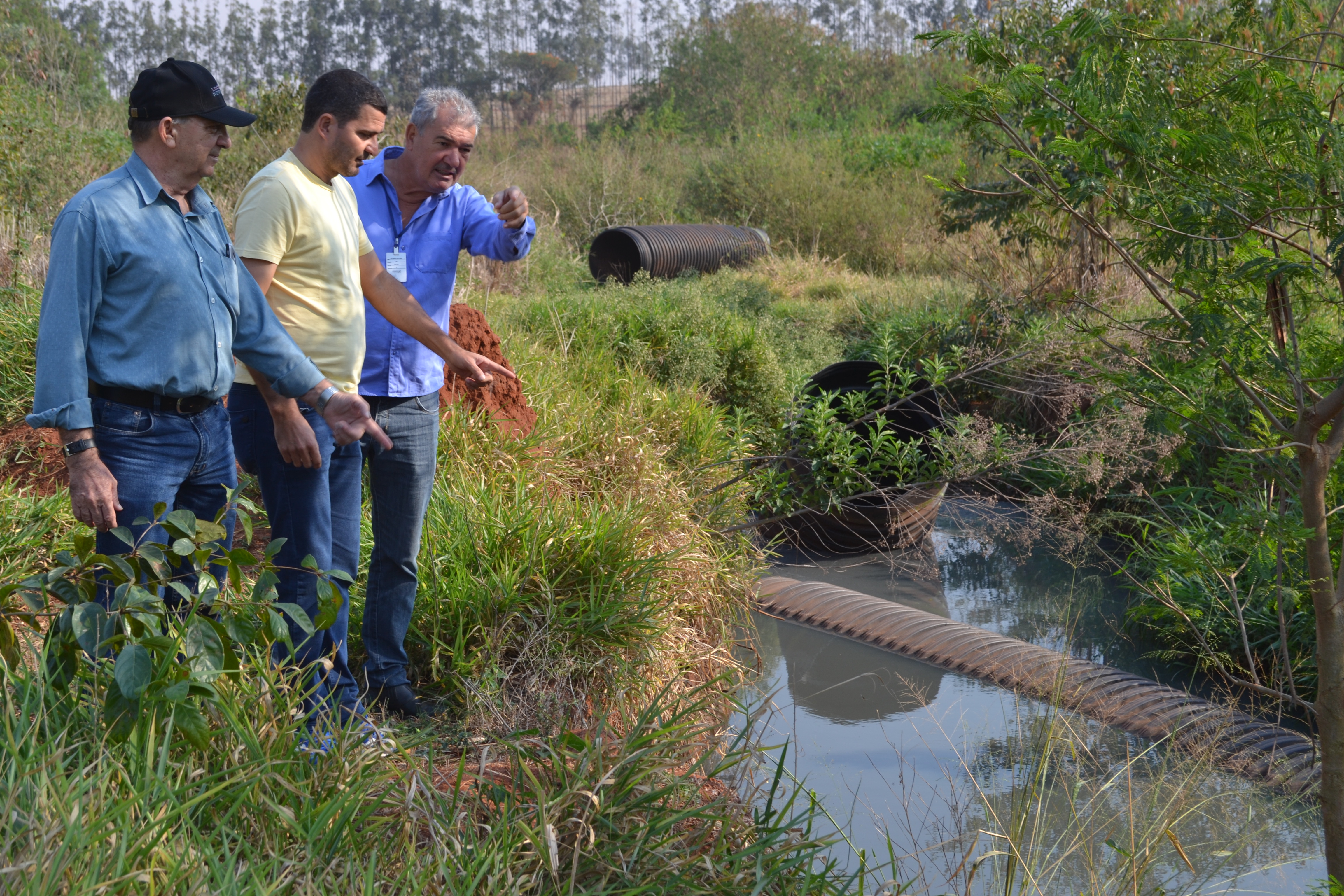 Vereador Amarelinho, secretário Roberto Ginell e Jair Ribeiro da Sanesul estiveram no local - Foto: Jornal da Nova