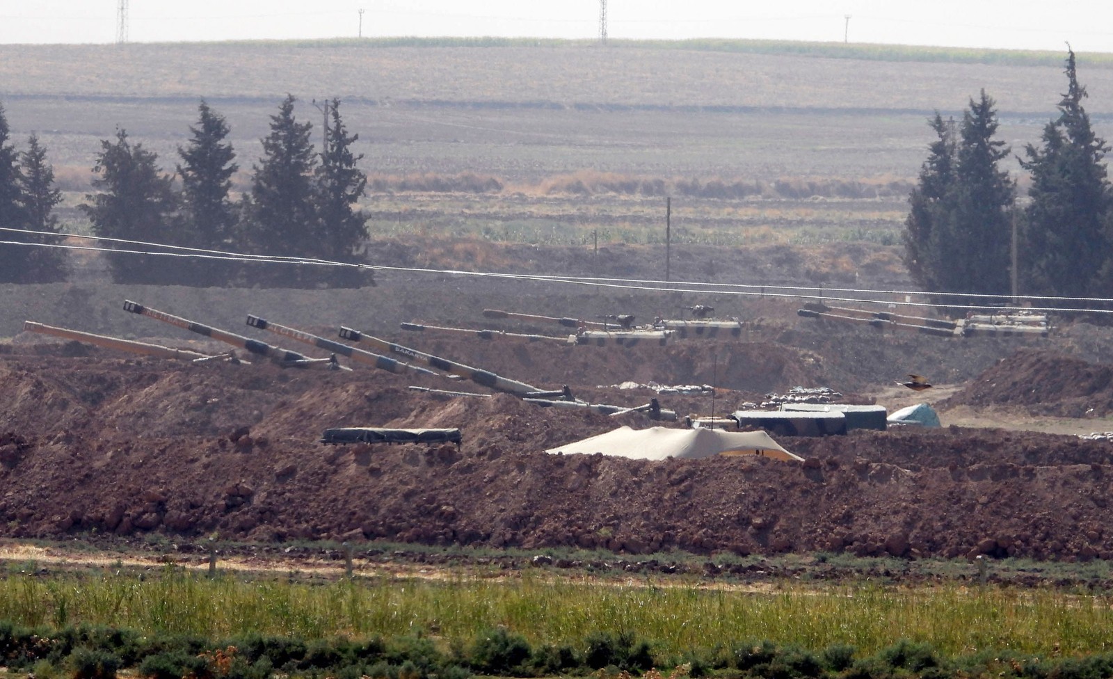 For&ccedil;as turcas foram vistas no domingo (6) em suas novas posi&ccedil;&otilde;es na prov&iacute;ncia de Sanliurfa, na Turquia, perto da fronteira com a S&iacute;ria - Foto: Reprodu&ccedil;&atilde;o/Twitter