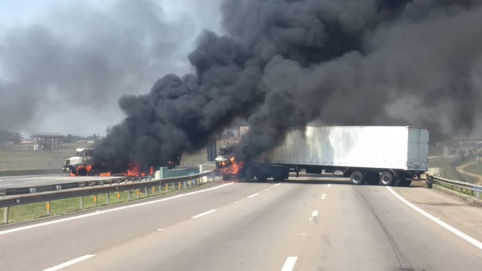 Caminhões incendiados na rodovia Santos Dumont em Campinas durante assalto ao Aeroporto de Viracopos - Foto? Divulgação