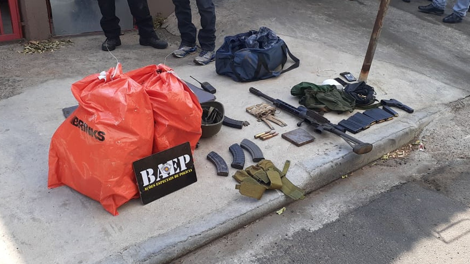 Malotes de dinheiro e armas apreendidas pela Polícia Militar em um caminhão de lixo utilizado pelos criminosos que assaltaram Viracopos nesta quinta (17) - Foto: Polícia Militar/Baep/Divulgação