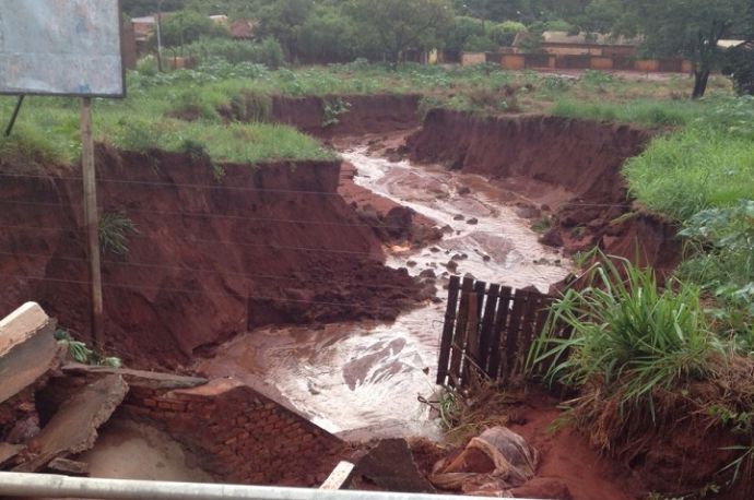 Erosão no prolongamento da Moura Andrade que afeta moradores do bairro Pedro Pedrossian - Foto: Arquivo/Jornal da Nova