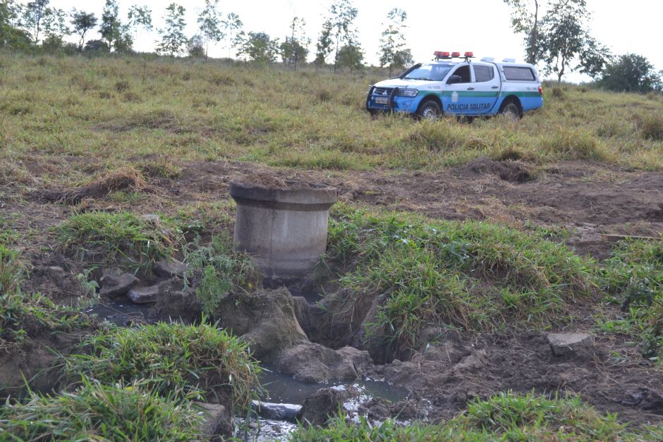 Tubulação rompida na ETE (Estação de Tratamento de Esgoto) de responsabilidade da Sanesul - Foto: Arquivo/Jornal da Nova