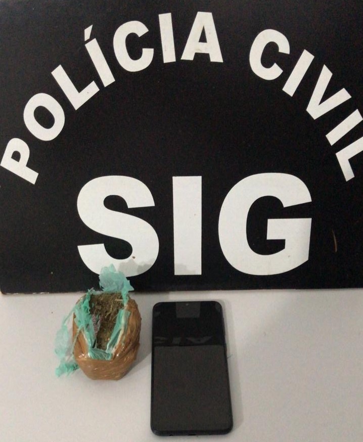 Droga e celular apreendido com o suspeito - Foto: Polícia Civil/Divulgação