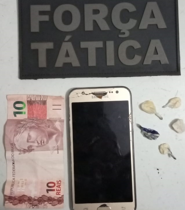 Entorpecente, celular e dinheiro apreendido com suspeito - Foto: Jornal da Nova