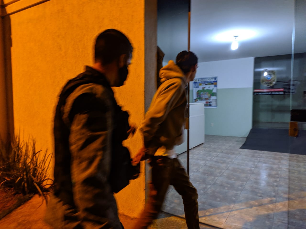 Momento em que o suspeito chega a Delegacia de Polícia - Foto: Jornal da Nova