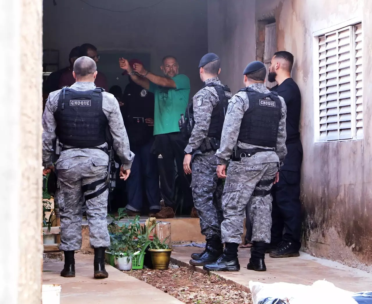 Cleber de Souza Carvalho, de camiseta verde na foto, assumiu ser autor de sete assassinatos na em Campo Grande, entre 2015 e 2020 - Foto: Kísie Ainoã