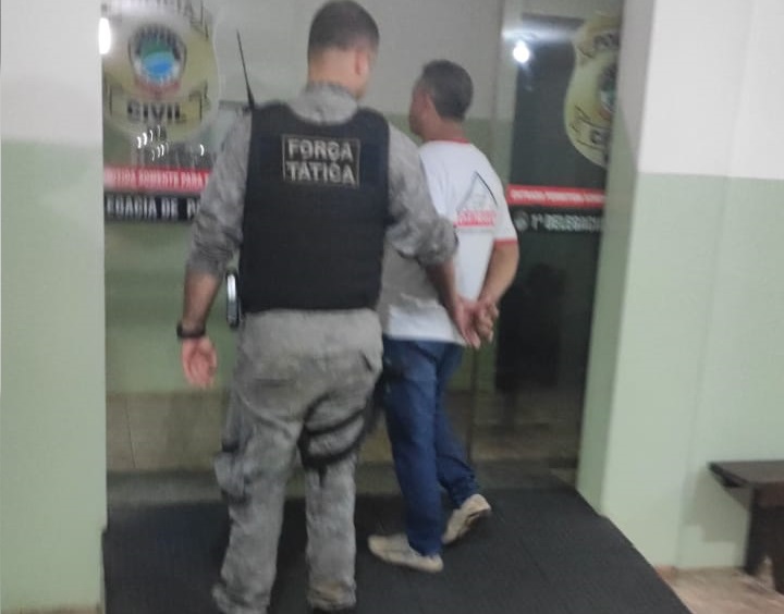 Suspeito, de 40 anos, sendo encaminhado à Delegacia de Polícia - Foto: Jornal da Nova