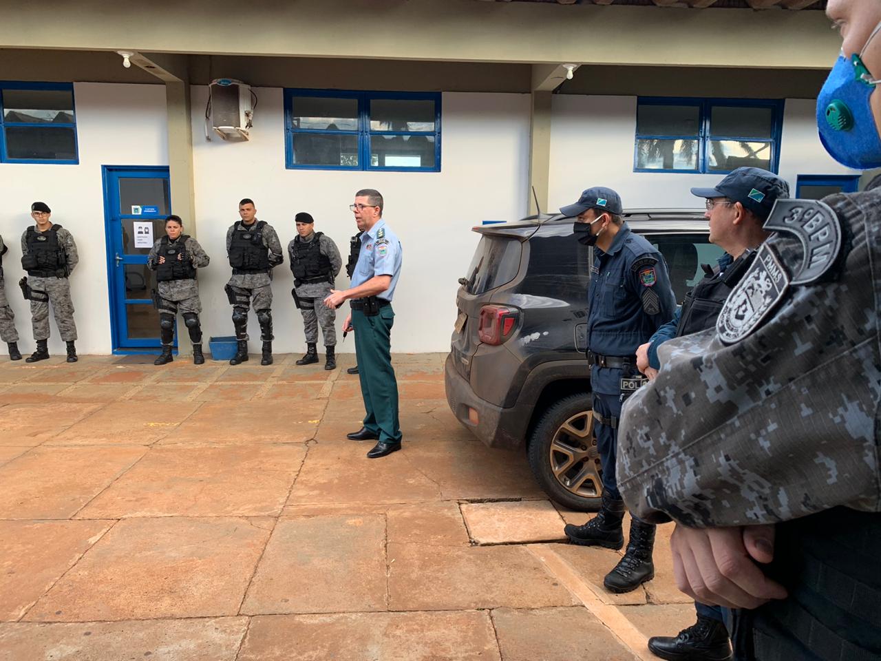 O tenente-coronel PM Emerson de Almeida Vicente discursando durante o início da operação - Foto: Polícia Militar/Divulgação