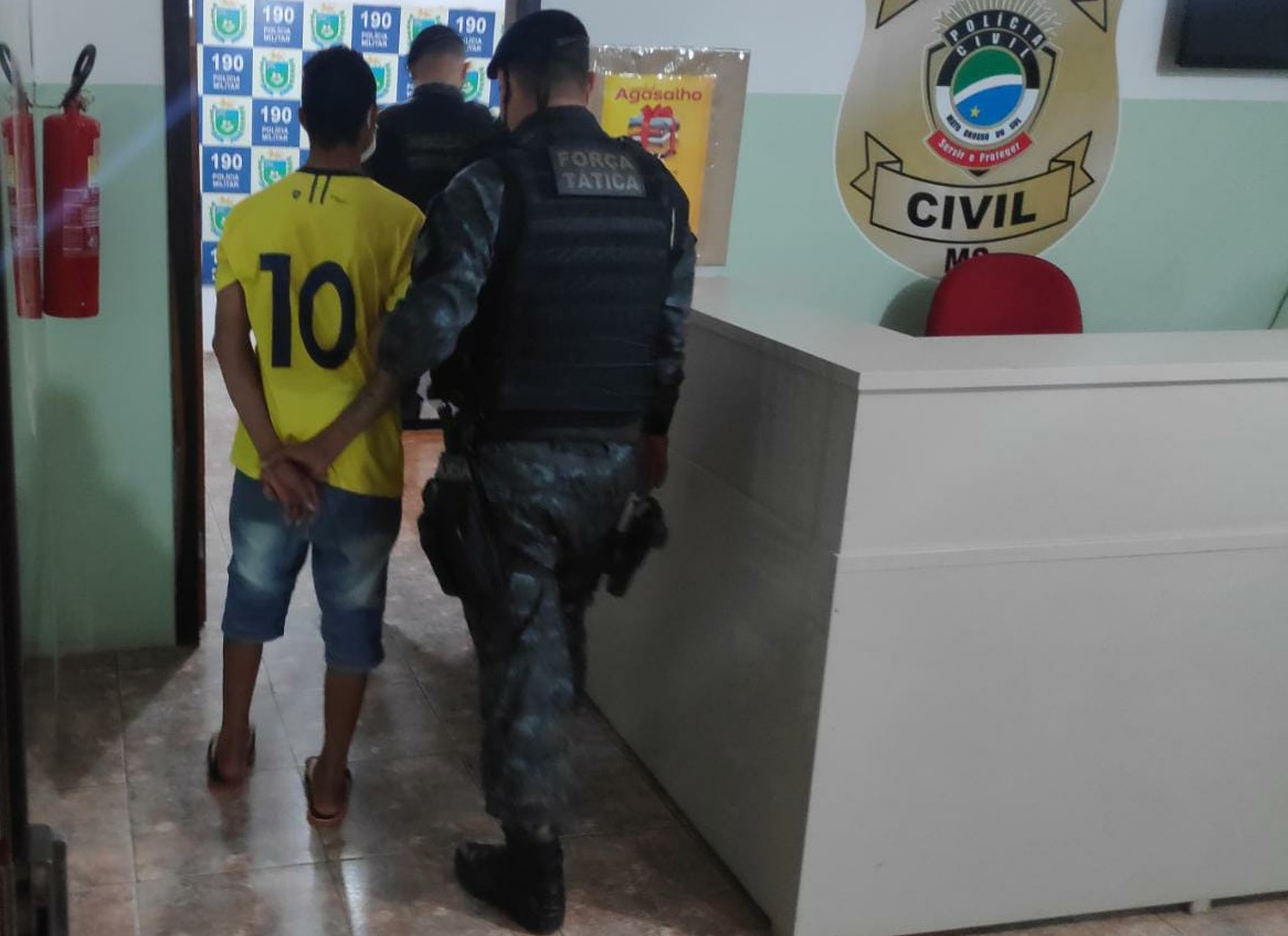 Suspeito sendo entregue na Delegacia de Polícia - Foto: Jornal da Nova