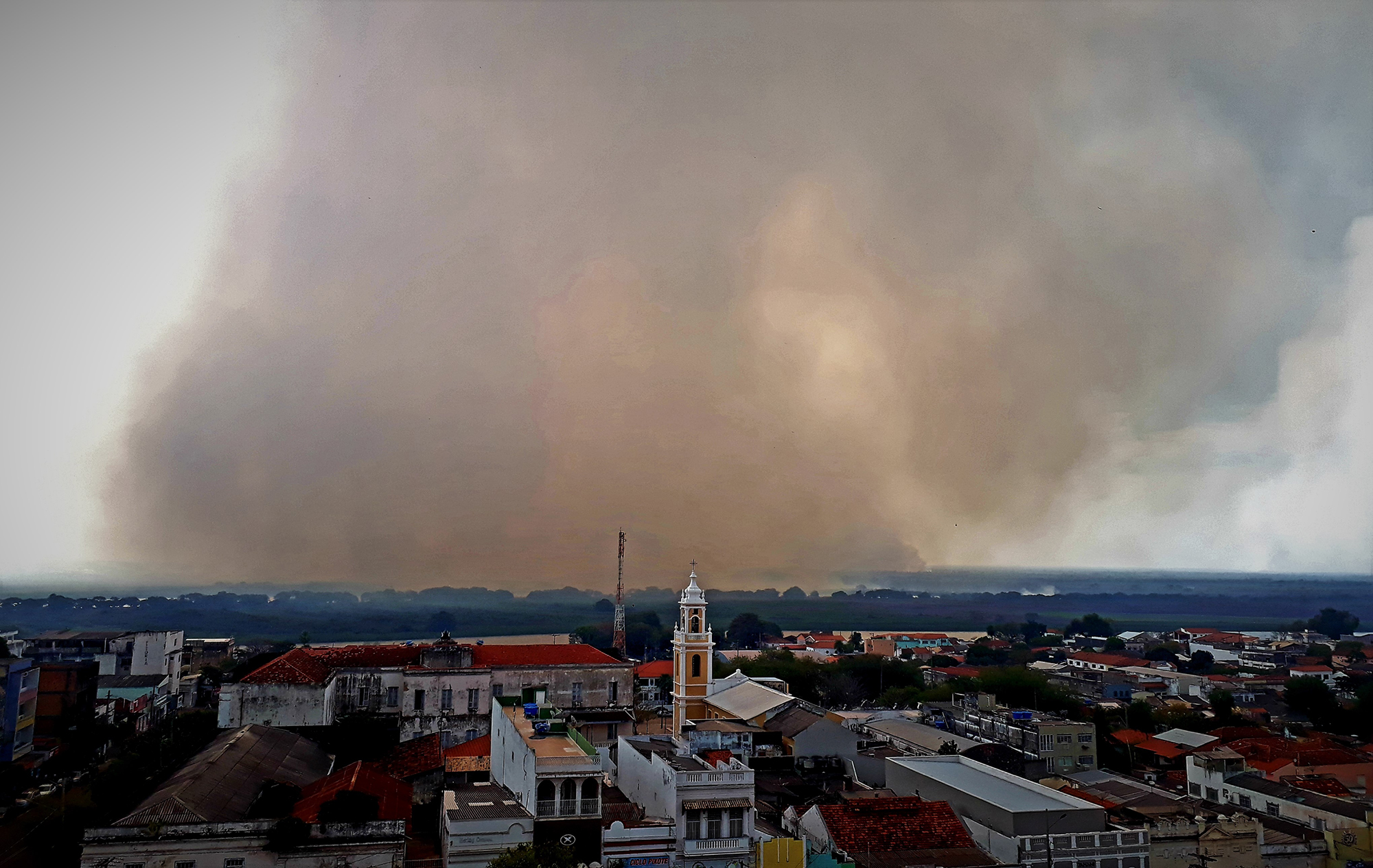 Inc&ecirc;ndio pr&oacute;ximo a Corumb&aacute; acumula densa fuma&ccedil;a, incomodando a popula&ccedil;&atilde;o - Foto: Saul Schramm