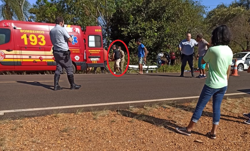 Cabo Oliveira ajudando no resgate após chegada dos Bombeiros e Polícia Militar Rodoviária - Foto: WhatsApp/Jornal da Nova