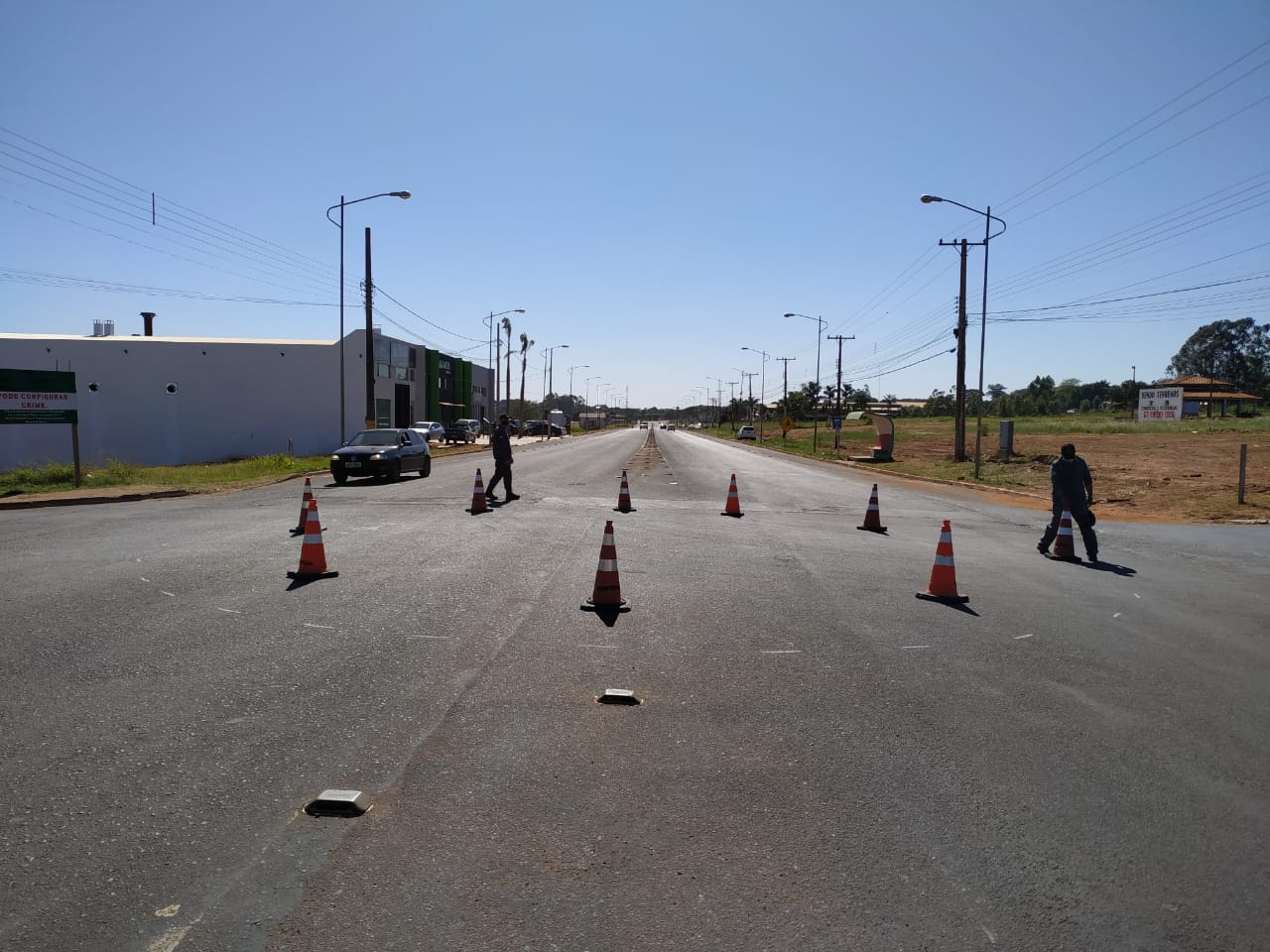 Cones estão sendo colocados no local para simular uma rotatória - Foto: Jornal da Nova