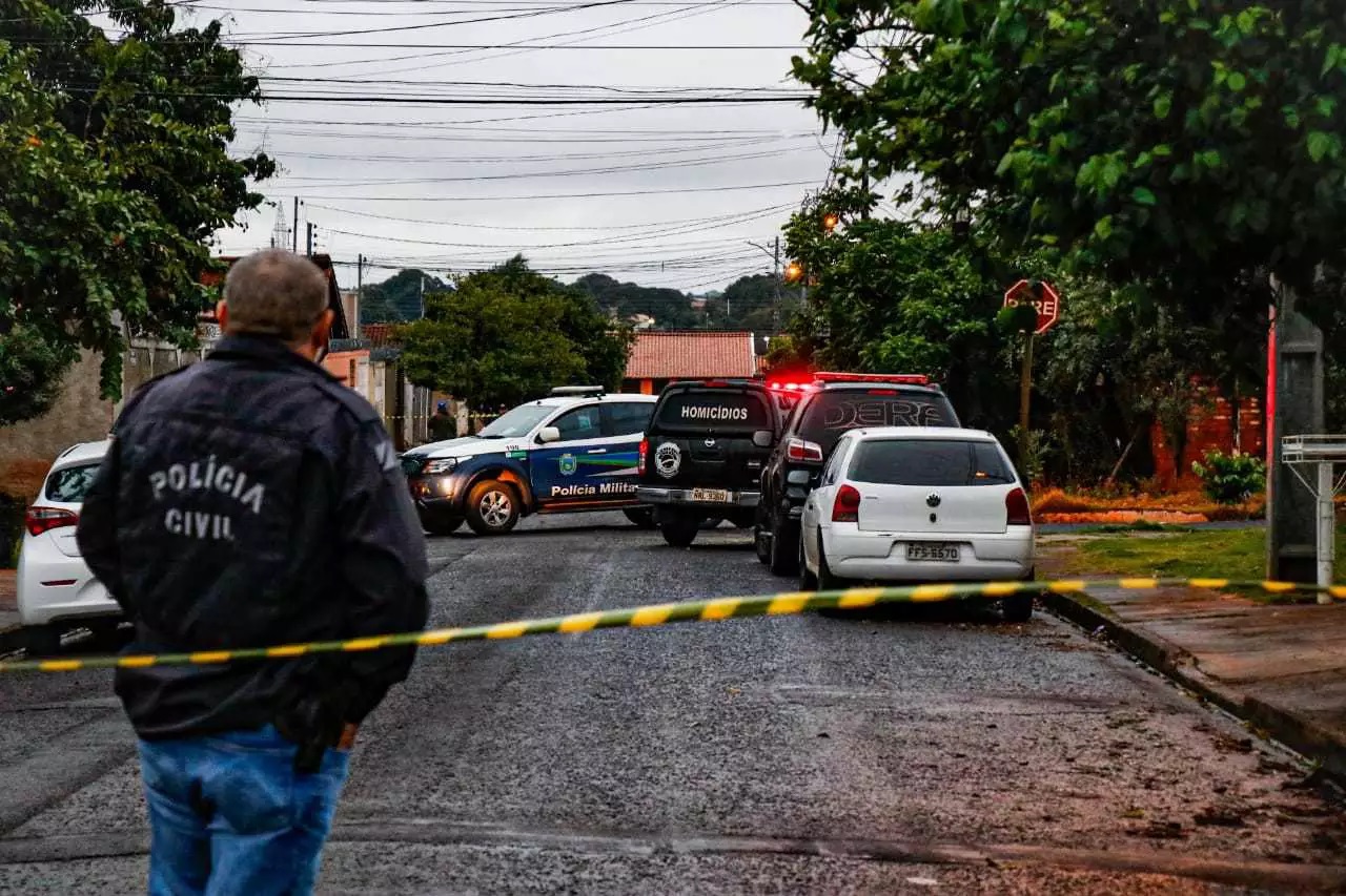 Movimentação de viaturas em frente a residência, no Jardim Leblon, onde policial foi ferido a tiros - Foto: Henrique Kawaminami