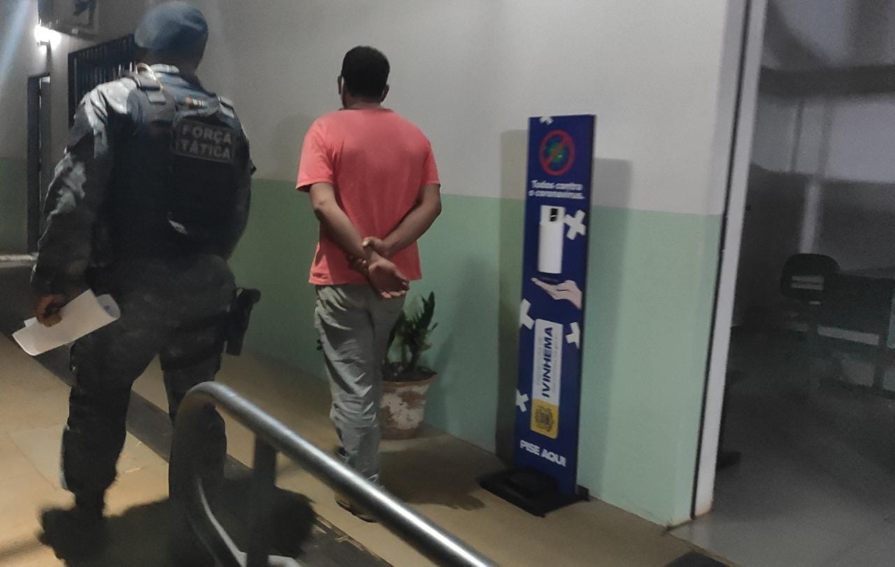 Procurado pela Justiça chegando na Delegacia nesta sexta-feira (28) - Foto: Jornal da Nova