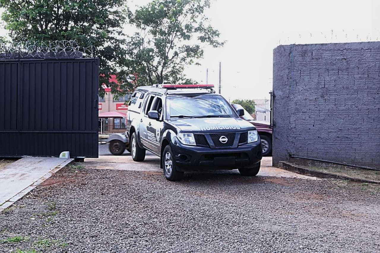 Viatura utilizada na operação chegando ao Garras - Foto: Kisie Ainoã