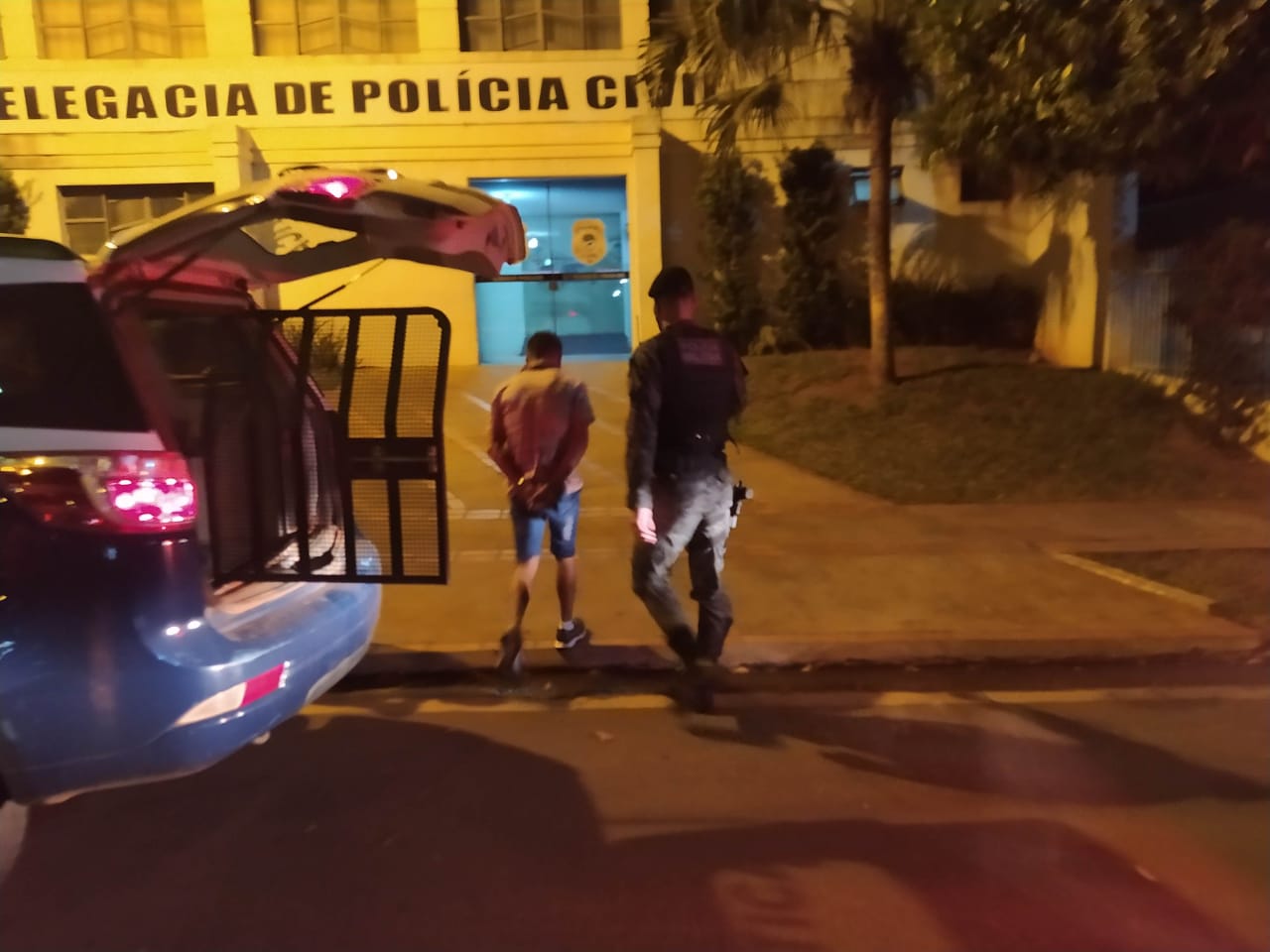 Homem é preso durante a ação na Praça Brasil por estar com mandado de prisão - Foto: Jornal da Nova