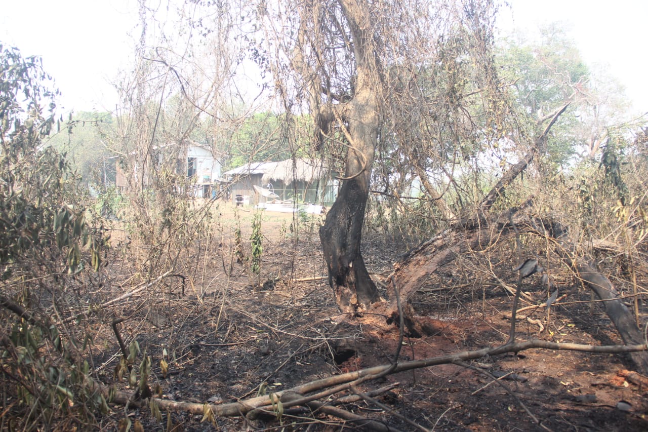 Prioridade dos bombeiros foi proteger as comunidades ribeirinhas - Foto: Silvio Andrade