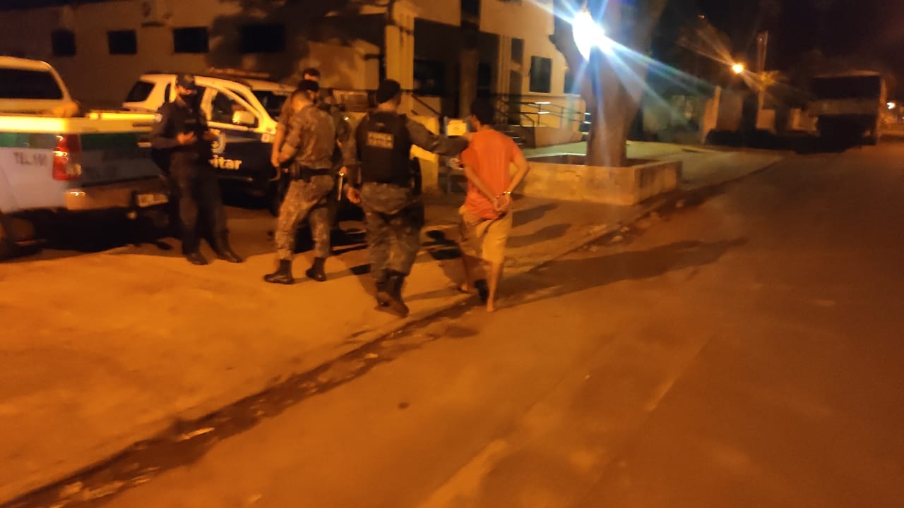 Suspeitos presos chegando na Delegacia de Polícia - Foto: Jornal da Nova