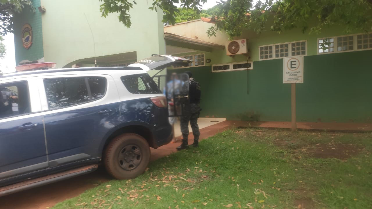 Momento em que o suspeito chega na Delegacia de Polícia - Foto: ®Jornal da Nova