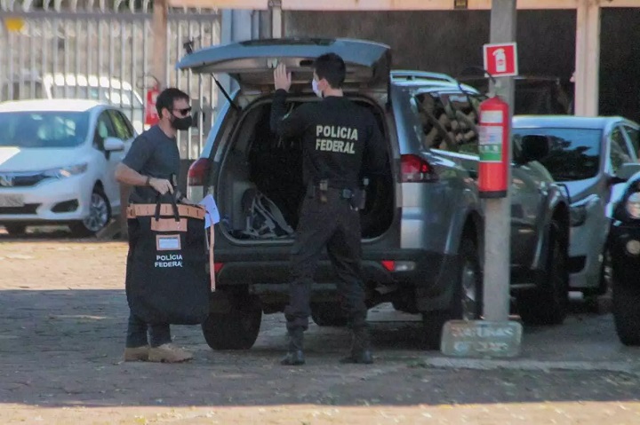 Movimentação na sede da PF em Campo Grande após o cumprimento de mandados - Foto: Marcos Maluf