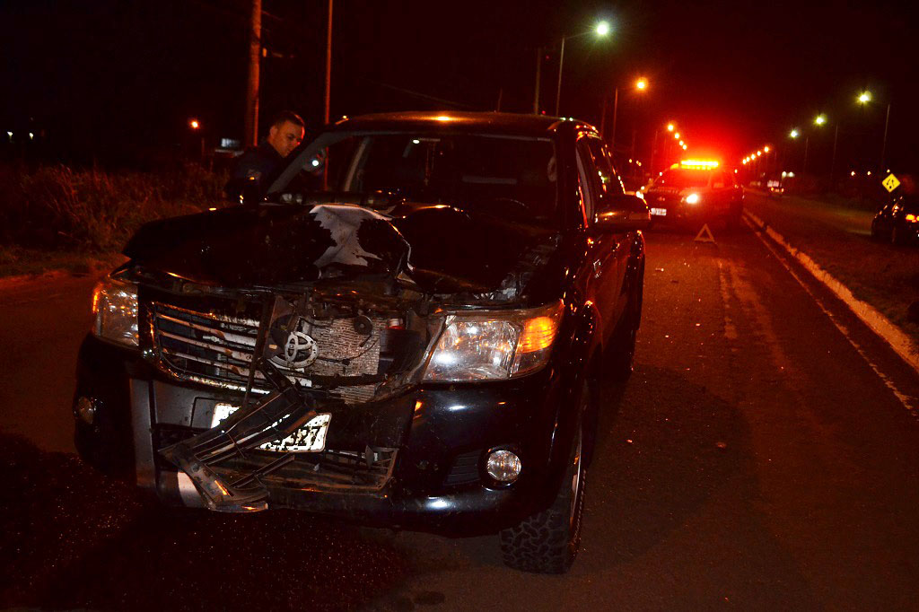 Frente da caminhonete ficou completamente destruída - Foto: Jornal da Nova