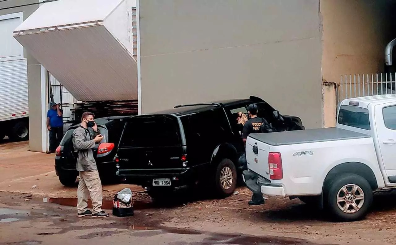 Policiais federais deixam garagem da empresa Euro Tur, durante a operação de quinta-feira - Foto: Adilson Domingos