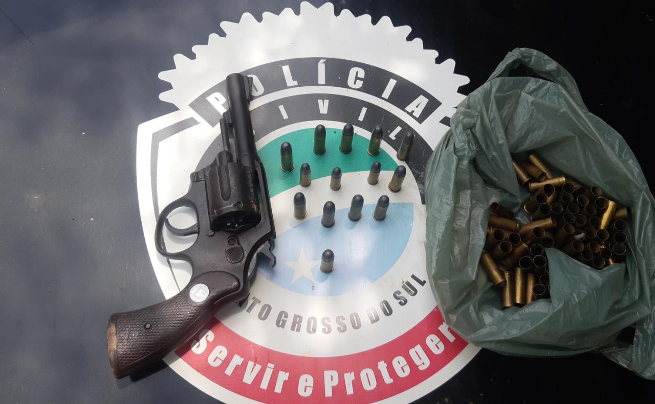 Arma de fogo e munições localizadas no estabelecimento comercial - Foto: Polícia Civil/Divulgação