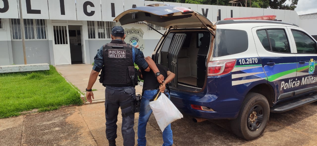 Outro suspeito chegando na unidade policial - Foto: Jornal da Nova