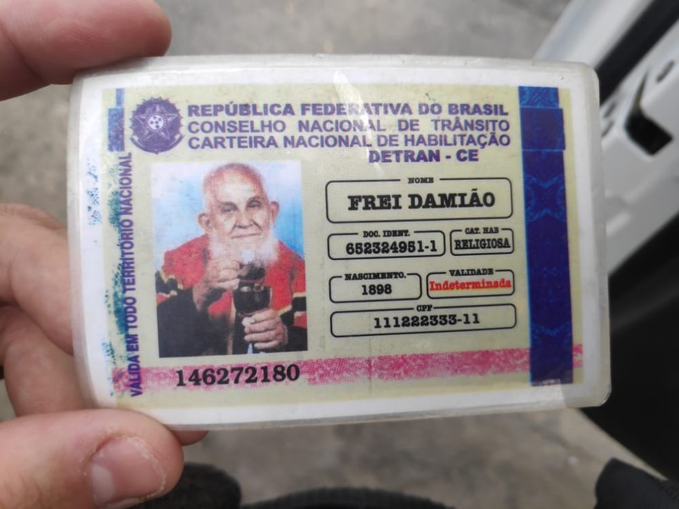 Carteira de habilitação falsa traz nome, foto e ano de nascimento de Frei Damião, além de números fictícios de RG e CPF - Foto: PMR-AL/Divulgação