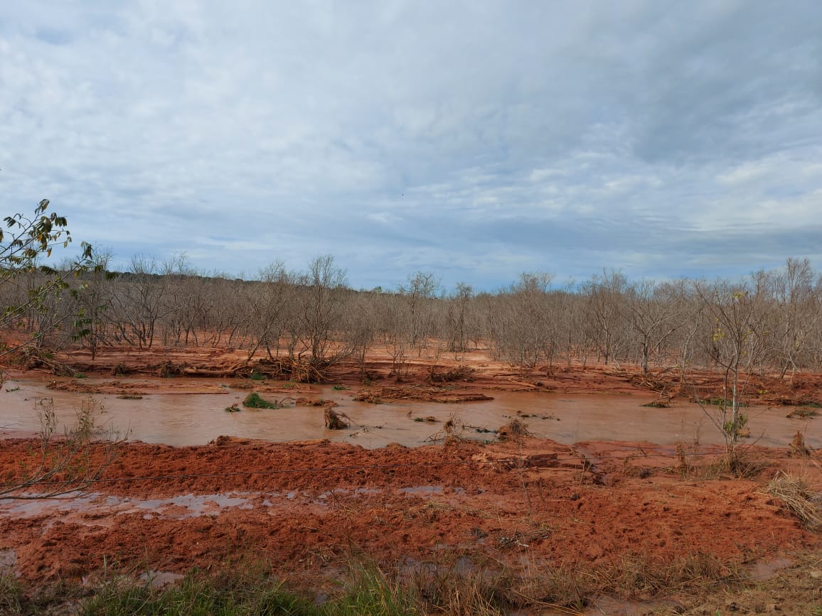 Área verde não se vê no leito do Córrego na região devastada pelas erosões - Foto: Jornal da Nova