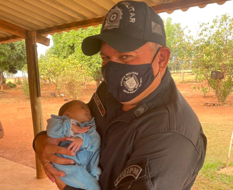 3º sargento Lemes com o bebê - Foto: Polícia Militar/Divulgação