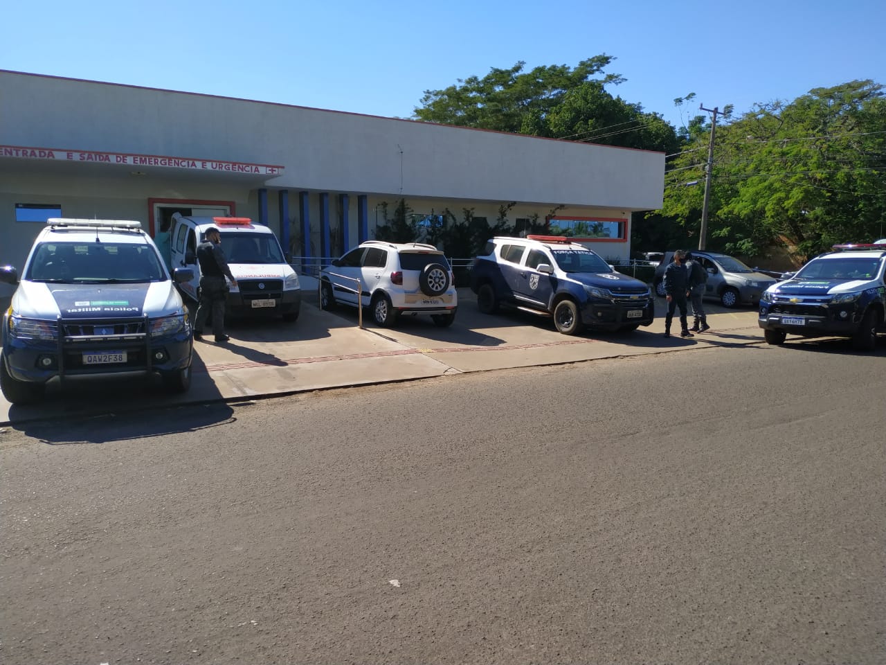 Movimentação policial em frente ao Hospital Cassems em Nova Andradina - Foto: Jornal da Nova