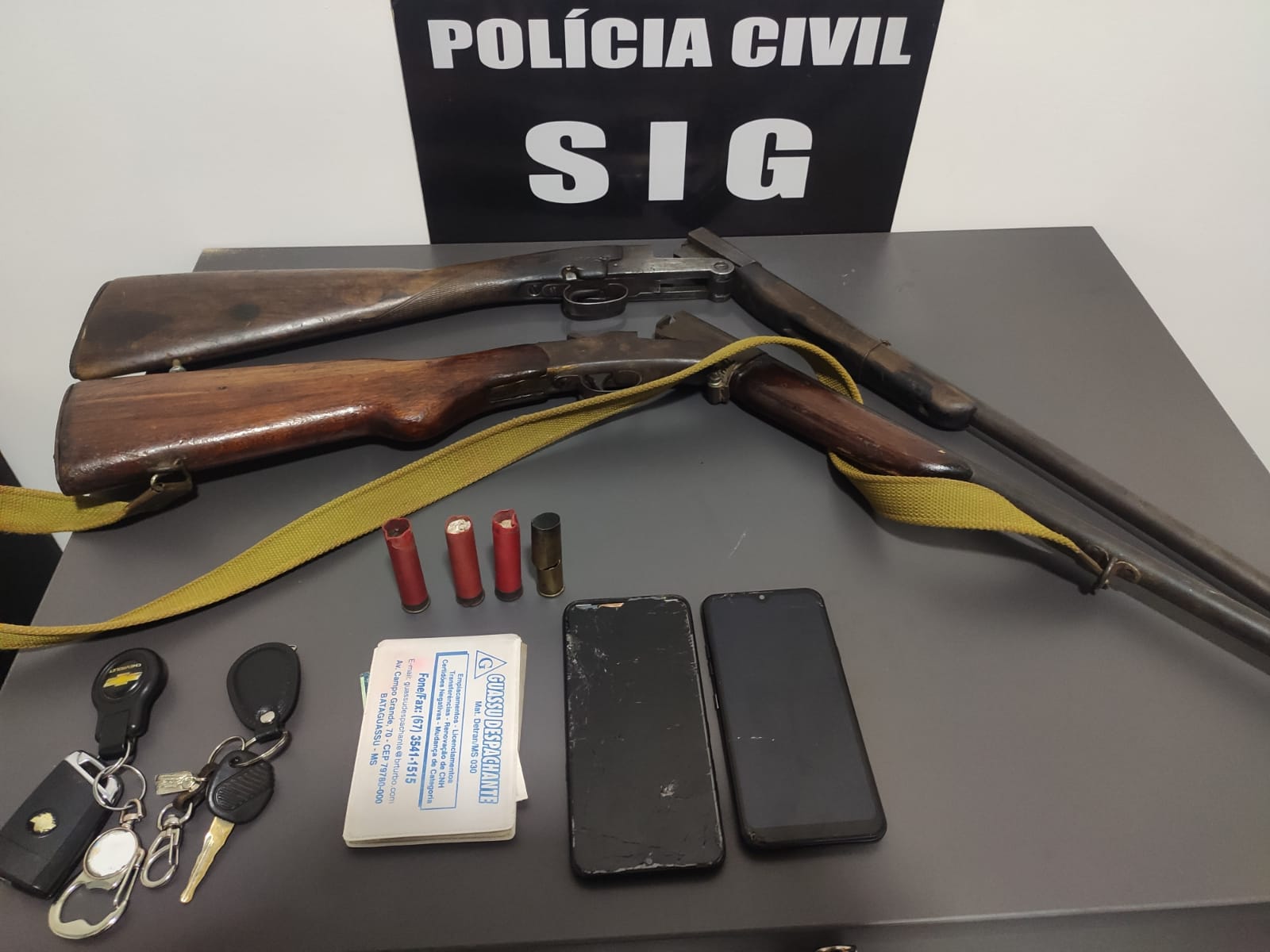 Umas das armas utilizada para matar o policial e outra que foi subtraída da vítima - Foto: Polícia Civil/Divulgação 