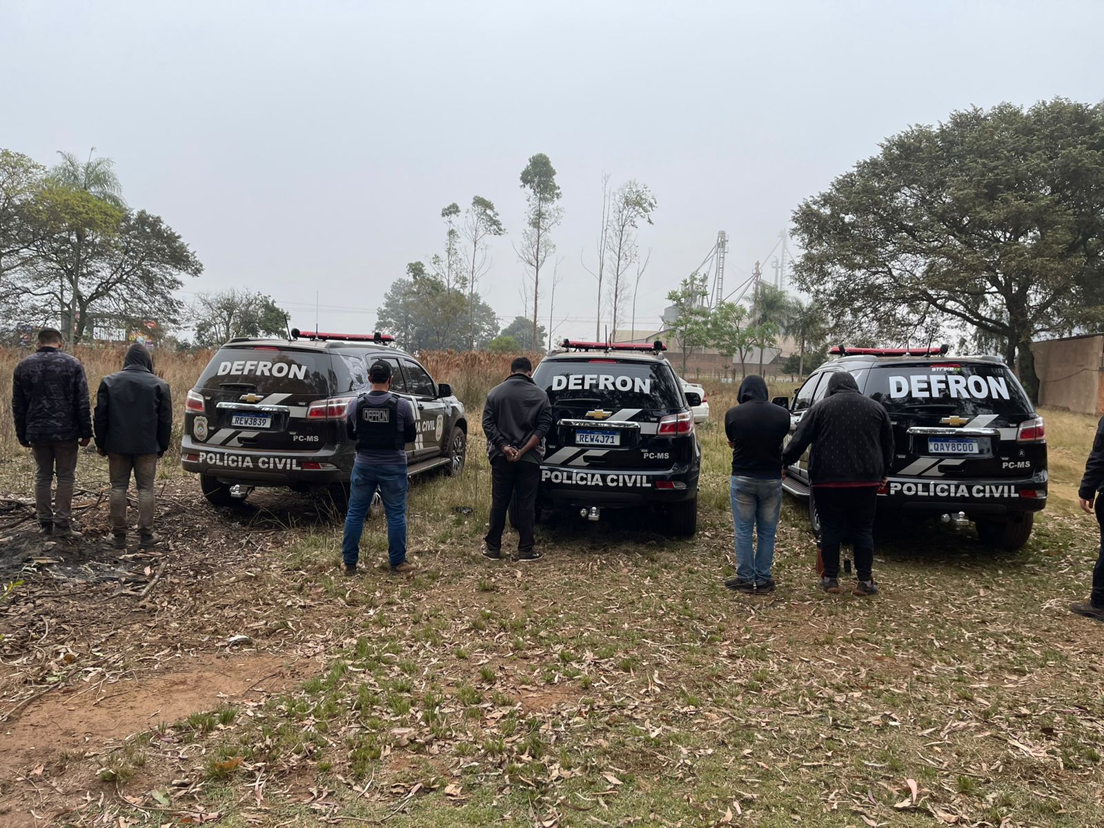 Os presos e a droga foram levados para a sede da Defron, em Dourados, onde o entorpecente foi pesado - Foto: Defron/Divulgação 