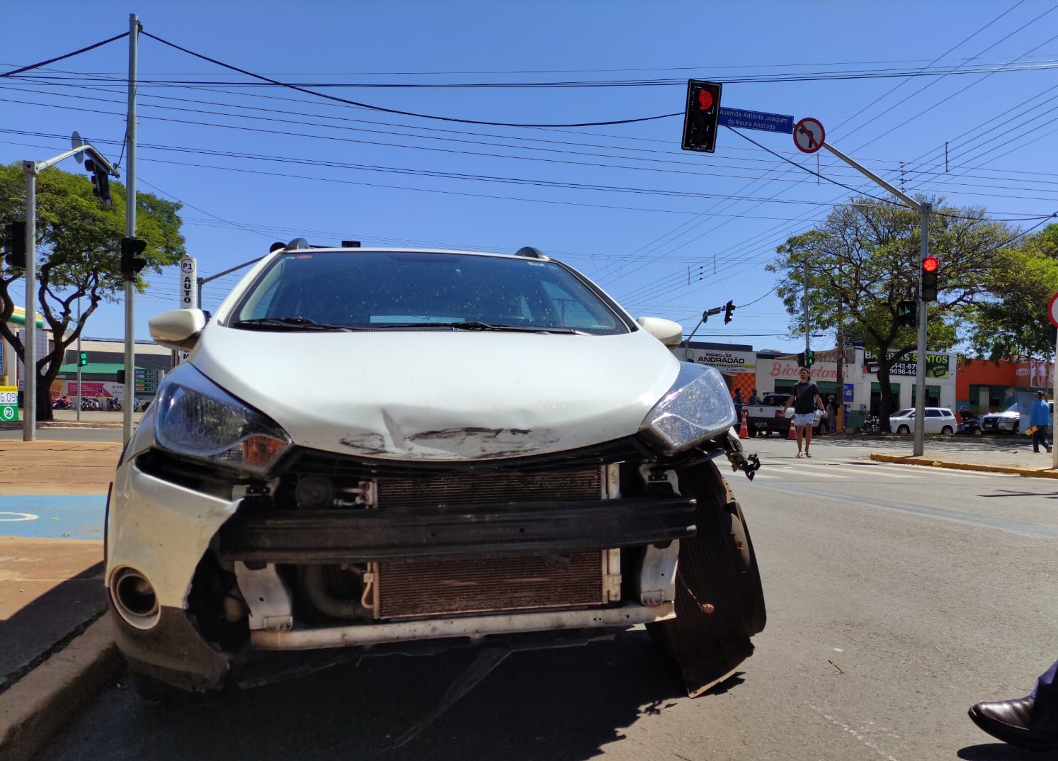 Veículo teve a frente danificada na colisão - Foto: Jornal da Nova