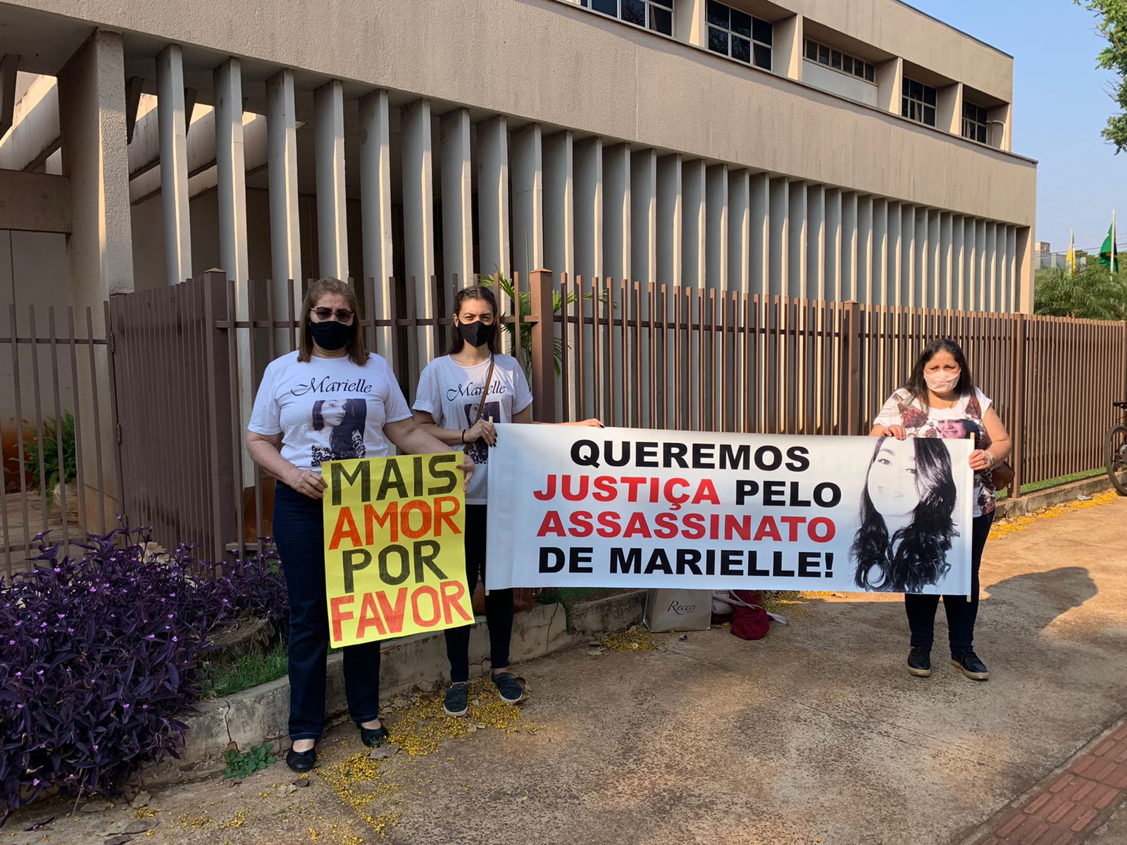 Familiares e amigos da vítima fizeram protesto em frente ao Fórum durante o julgamento - Foto: WhatsApp/Jornal da Nova