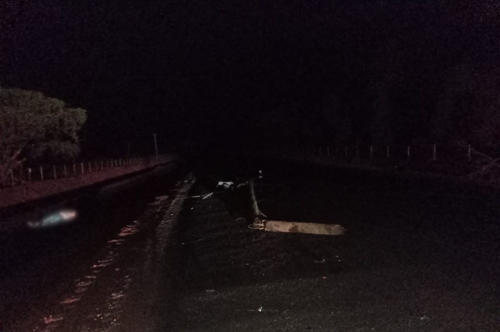 Poste caiu na estrada que liga o Balneário Municipal - Foto: Jornal da Nova